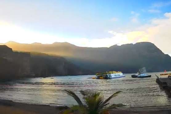 El barco escorado a babor, esta mañana a primera hora/TA.